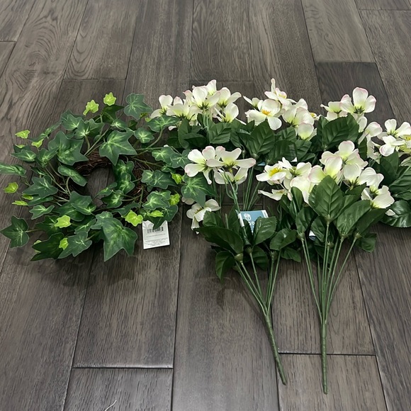 NWT Mini wreath and decorative florals - Picture 1 of 6